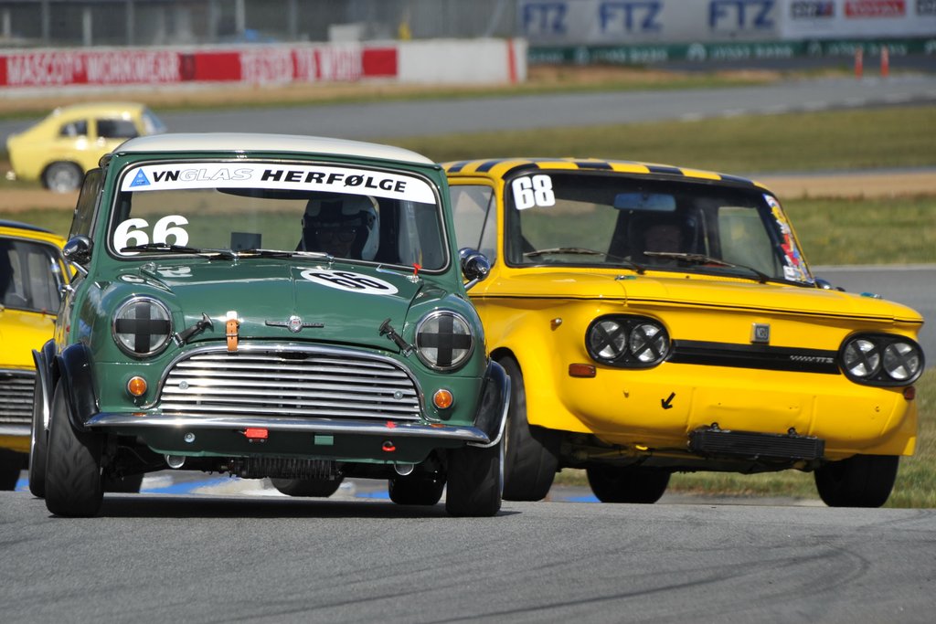 En britisk Mini i kamp mod en tysk NSU kan opleves ved Midsommerløbet på Padborg Park
(Foto: Morten Alstrup)